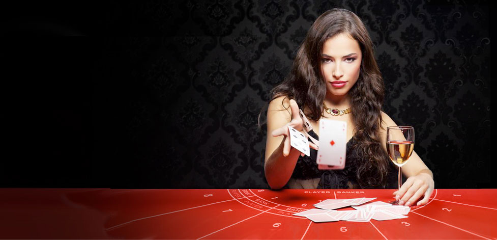 Девочка в предвкушении азарта. Девушки в казино. Фотосессия в казино. Покер девушки. Девушка за покерным столом.
